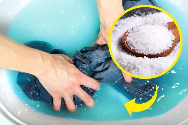 Quần áo mới mua về, trong lần giặt đầu tiên, ta cho vải vào ngâm trong nước muối 10 phút, làm như vậy có thể tránh cho vải khỏi bị phai màu.