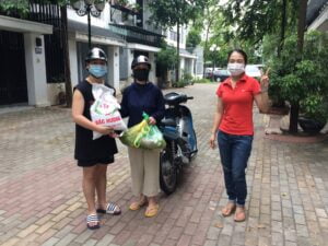 đại diện Ân Duy đã đi phát từ thiện các khu vực xóm trọ xung quanh công ty với những suất quà là những nhu yếu phẩm cơ bản như: gạo, trứng, rau... ân duy