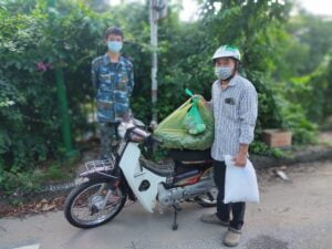 với những suất quà là những nhu yếu phẩm cơ bản như: gạo, trứng, rau... an-duy4