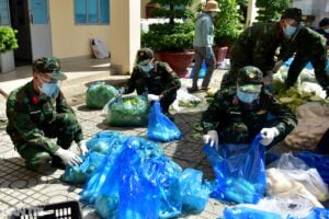 Các chú bộ đội, lực lượng chức năng đi chợ hộ cho bà con Sài Gòn Các chú bộ đội, lực lượng chức năng đi chợ hộ cho bà con Sài Gòn
